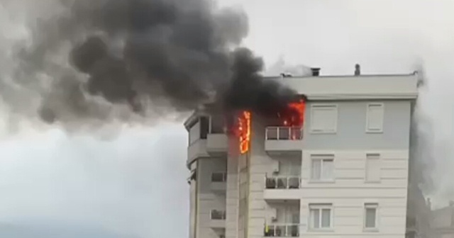 Balkonundan eşyaları atıp evi ateşe verdi