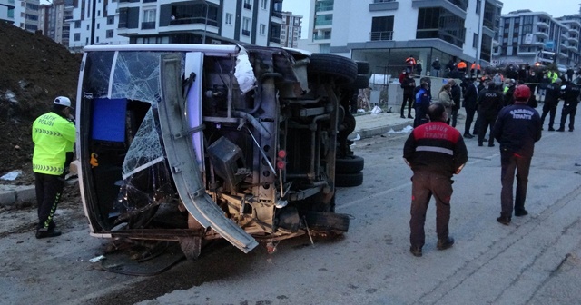 Belediye işçi servisi devrildi: 2 ölü, 20 yaralı