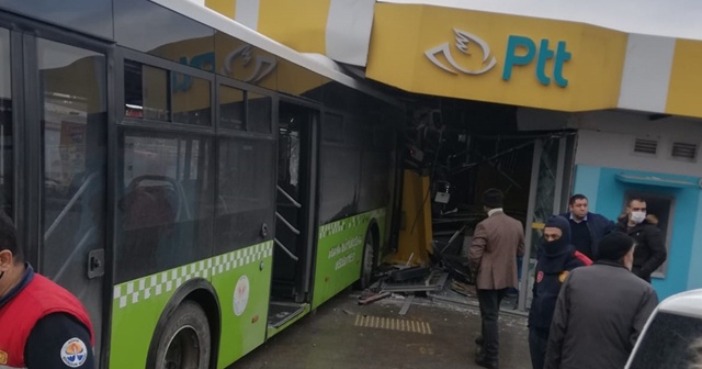 Belediye otobüsü PTT binasına çarptı: 2 yaralı