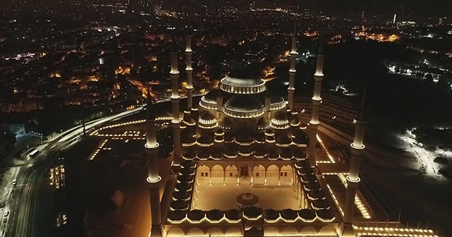 Beyaz örtüye bürünen Çamlıca Camii hayran bıraktı