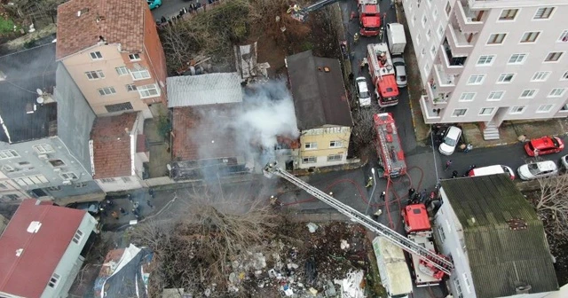 Beyoğlu’nda iki katlı binada korkutan yangın