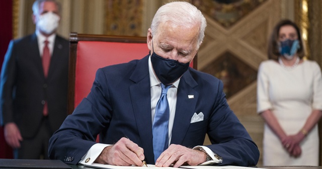 Biden &quot;Başkan&quot; olarak ilk belgelerini imzaladı