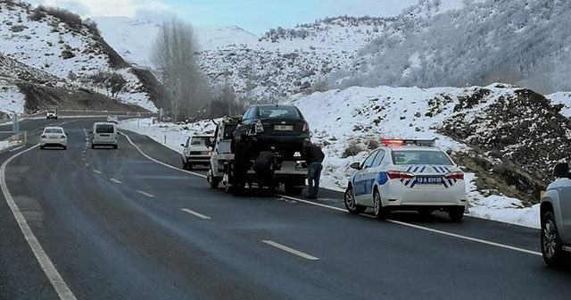 Bingöl’de buzlanma nedeniyle aynı yerde 3 araç yoldan çıktı