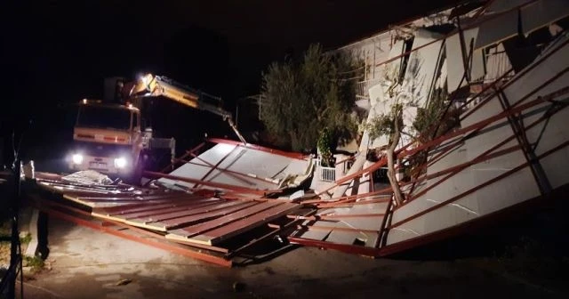 Çatıları uçuran fırtına, mahalleyi karanlığa gömdü