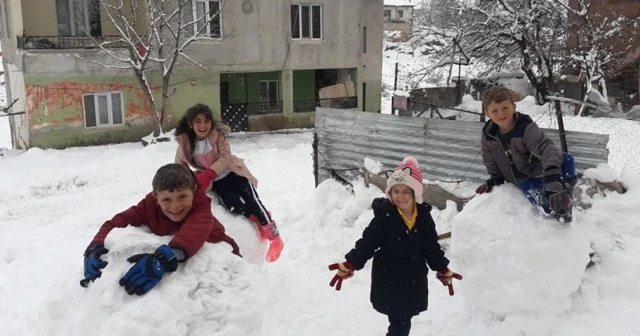 Çileye dönüşen kar çocukları sevindirdi