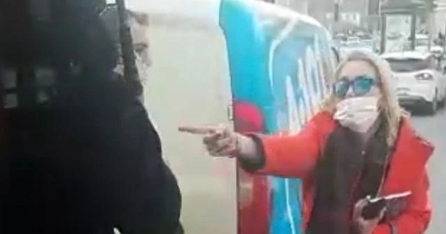 Çılgına dönen kadın otobüse saldırdı