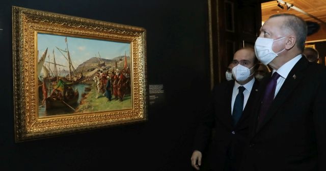 Cumhurbaşkanı Erdoğan İstanbul&#039;un fethi tablosu önünde poz verdi