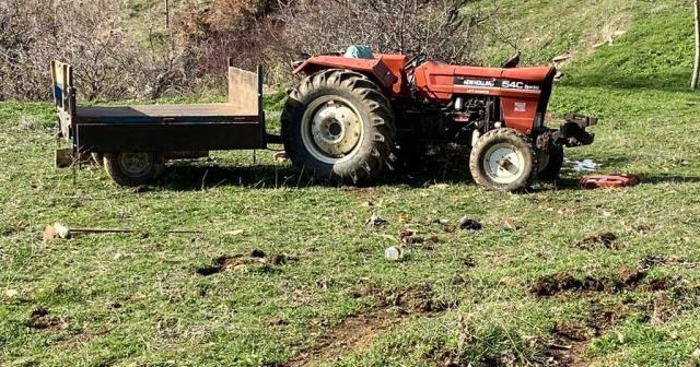 Devrilen traktörün altında kalan sürücü hayatını kaybetti