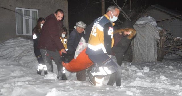 Ekipler karlı yolları açıp 76 yaşındaki hastaya ulaştı