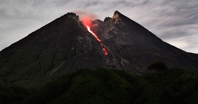 Endonezya&#039;da Merapi Yanardağı&#039;nda iki patlama oldu