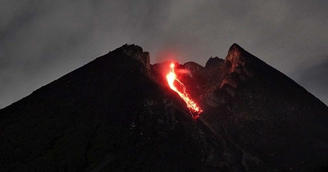 Endonezya&#039;da Merapi Yanardağı son 6 saatte 36 kez lav püskürttü