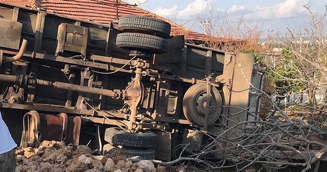 Freni boşalan saman yüklü kamyon duvarı yıkarak evin bahçesine devrildi