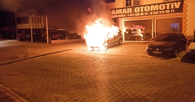 Galeri önündeki satılık araç alev topuna döndü