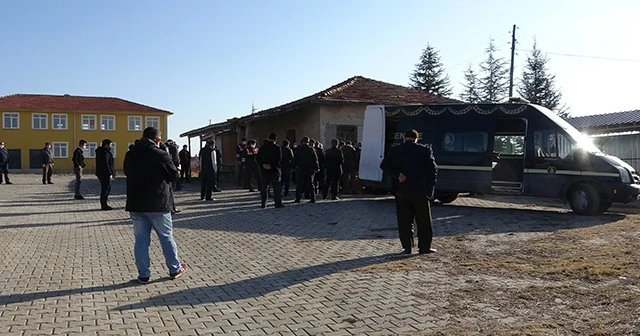 Garajda cesedi bulunan genç toprağa verildi