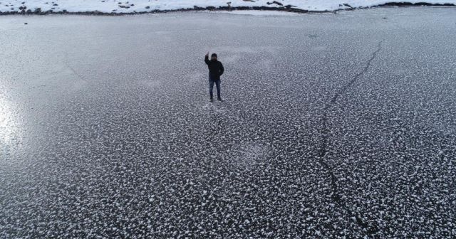 Gölet dondu, üzerine çıkıp yürüdüler