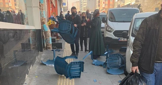 Halk otobüsünden fırlayan tekerlek hasara neden oldu
