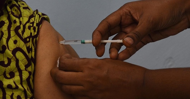 Hindistan&#039;da Kovid-19 aşısı kampanyasında 447 kişide yan etki görüldü