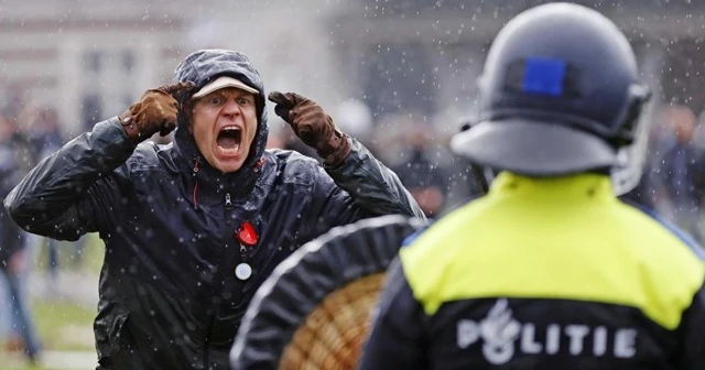 Hollanda’da binlerce kişi Covid-19 kısıtlamalarını protesto etti