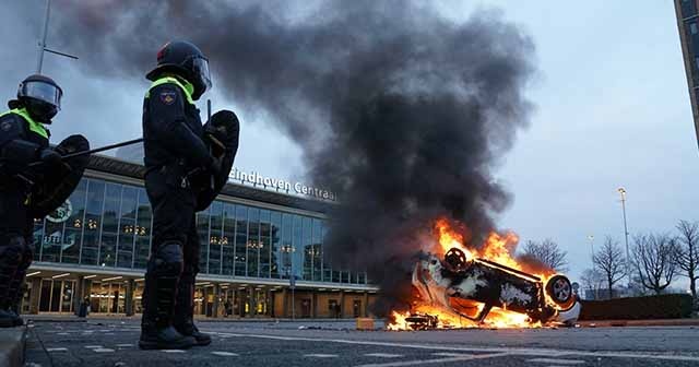 Hollanda’da koronavirüs kısıtlamaları karşıtı protesto