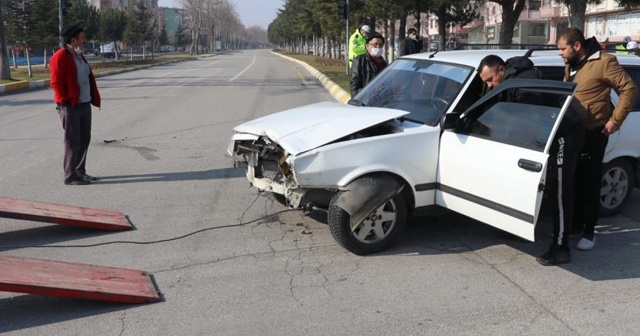 Isparta’da görev yerine giden polis, trafik kazasında ağır yaralandı