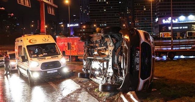 İstanbul&#039;da ambulans yan yattı: 2 yaralı