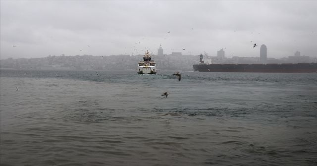 İstanbul&#039;da etkili olan sağanak Üsküdar&#039;da denizin rengini değiştirdi