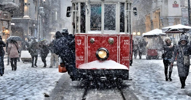 İstanbul&#039;da kar öğleden sonra başlıyor