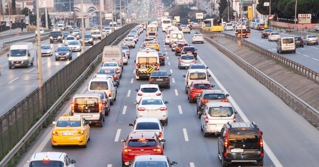 İstanbul&#039;da kısıtlama sonrası trafikte oluşan yoğunluk sürüyor