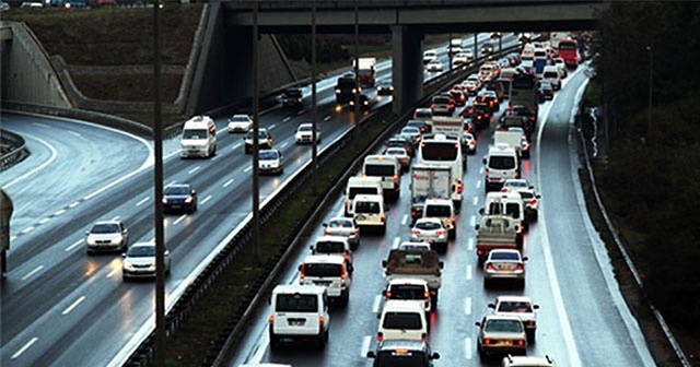 İstanbul'da öğle saatlerinde şaşırtan trafik yoğunluğu