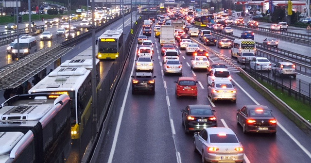 İstanbul’da yağmur ve mesai sonrası trafik yoğunluğu