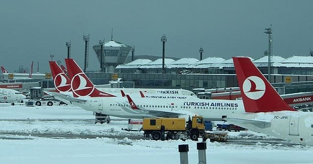 İstanbul Havalimanı&#039;ndaki uçuşlar kar yağışına rağmen sürüyor