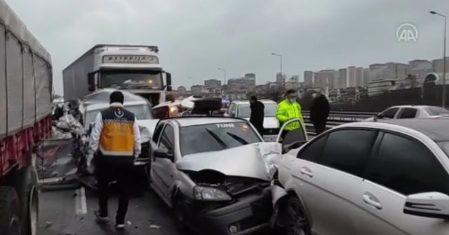 İstanbul TEM otoyolunda zincirleme trafik kazası