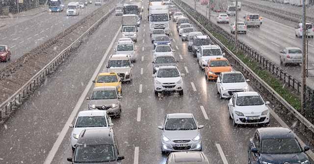 İstanbul&#039;un bazı ilçelerinde kar yağışı etkili oluyor