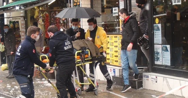 İstanbul’un göbeğinde akıl almaz olay: Turistin başına buz kütlesi düştü