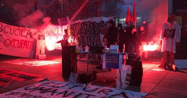 İtalya’da öğrenciler uzaktan eğitim kararını protesto etti