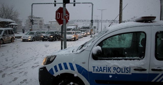 İzmir-Ankara D300 karayolunda trafiğe kar engeli