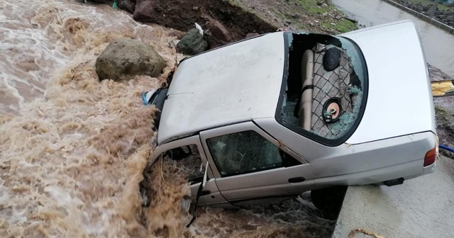 İzmir’de park halindeki araç sel sularına teslim oldu