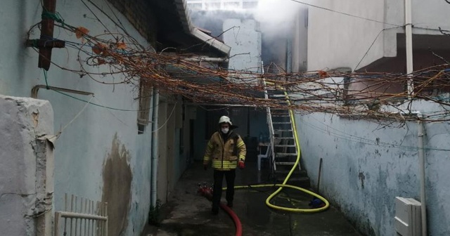 Kadıköy&#039;de iki katlı binada çıkan yangın paniğe neden oldu