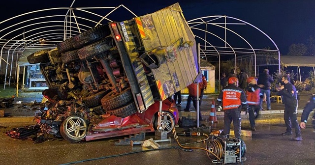 Kamyonun kağıt gibi ezdiği lüks otomobilden cansız bedeni çıktı