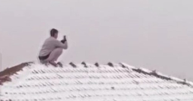 Kar fotoğrafı için canını tehlikeye atıp çatıya çıktı