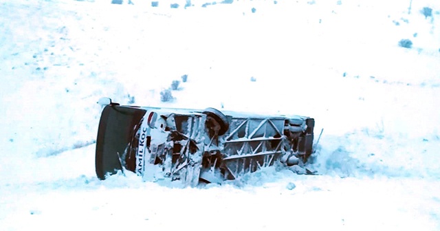 Karda kayan yolcu otobüsü devrildi