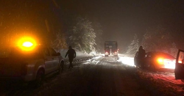 Karda mahsur kalan 7 kişi kurtarıldı