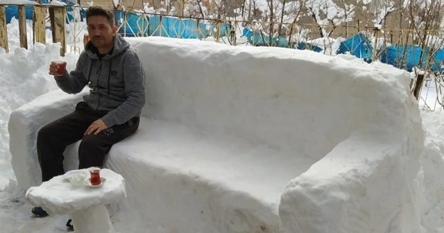 Kardan koltuk yaparak çay keyfi sürdü