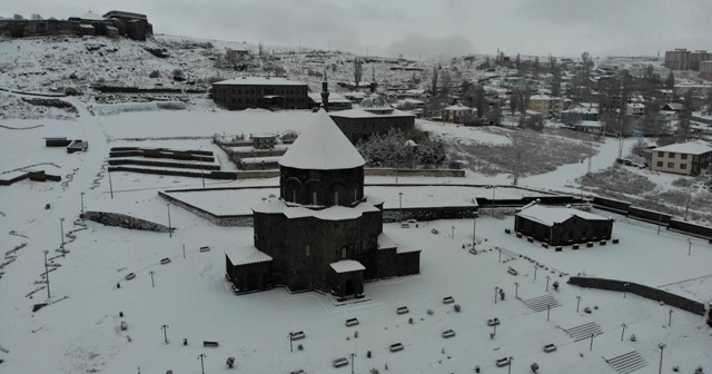 Kars beyaz gelinliğini giydi