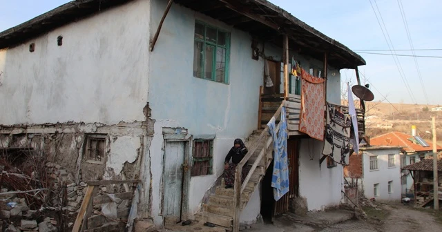 Kaybolan eşi için dizlerini döverek gözyaşı döktü