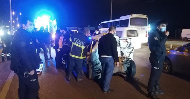 Kaza yapan otomobilde sıkışan yaralıyı itfaiye kurtardı