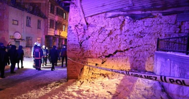 Kerpiç evin duvarı yıkıldı, aile panikle dışarı kaçtı
