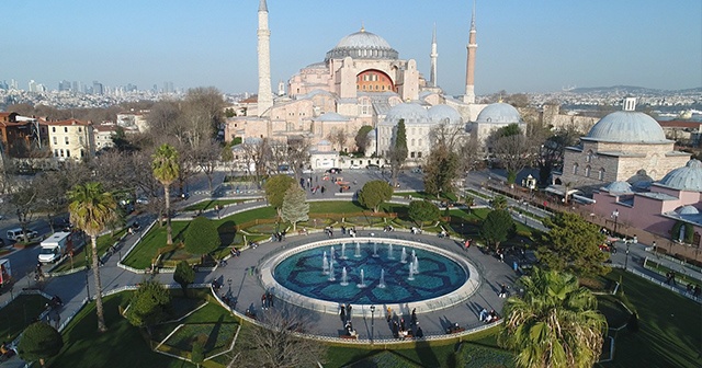 Kısıtlamada Sultanahmet Meydanı&#039;na turist akını