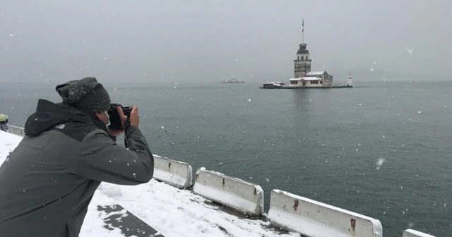 Kız Kulesi beyaz gelinliğini giydi: Fotoğrafçıların akınına uğradı