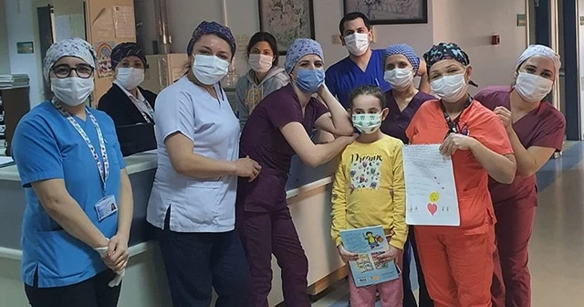 Kovid-19'u yenen 8 yaşındaki Elif alkışlarla taburcu edildi